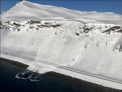 Snøskred utløst vha. gassklokke fra helikopter i fjellsiden over E69 Magerøya, rett vest for Honningsvåg, foto: Trond Jøran Nilsen, Statens vegvesen