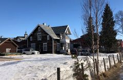 Byantikvaren i Røros kommune vurderer eldre vinduer og dører til å være blant de mest truede bygningsdelene på verneverdige bygninger. Flere prosjekt på Røros har så langt i år fått støtte til dette, som dette bolighuset rett ved kjøpesenteret Domus på Røros. (Foto: Kulturminnefondet)