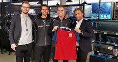 Fra venstre: Nils Martin Øyo (Elkjøp), Mats Theie Bretvik (NFF), Anders Rasmussen (landslagsspiller) og Torkil Sagafos (Elkjøp) | Foto: Elkjøp