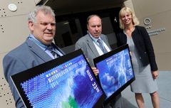 F.v.: Statsmeteorolog Kristen Gislefoss, administrerende direktør Anton Eliassen ved Meteorologisk institutt og kommunikasjonsdirektør Elisabeth Gjølme, Posten Norge. FOTO: Birger Morken / Posten
