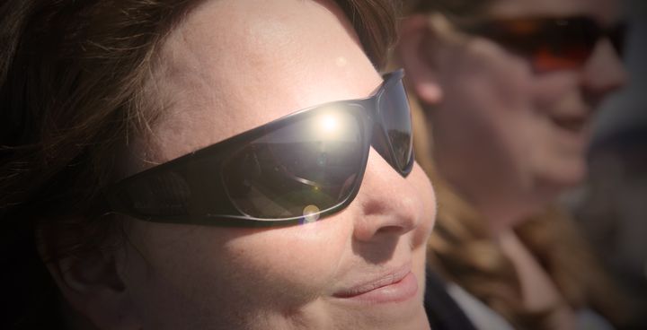 Nordmenn er flinke til å bruke solbriller på solskinnsdager. Men mange tror man ikke trenger å beskytte øynene når det er overskyet. Det stemmer ikke.