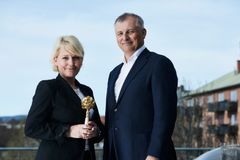 Ny kringkastingssjef i NRK,  Vibeke Fürst Haugen, mottar prisen som Norges mest attraktive arbeidsgiver fra administrerende direktør i Randstad, Eivind Bøe