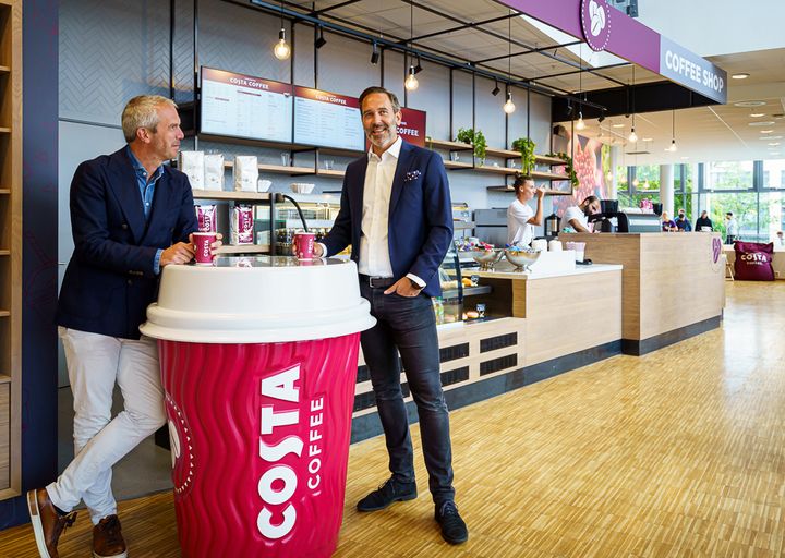 Carl Lescroart og Tormod Halbakken, administrerende direktør og direktør for varme drikker for Coca-Cola European Partners Norge, er glade for å introdusere Costa Coffee i Norge. Her i kaffebaren på BI Nydalen. Foto: Ken Ingwersen