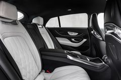 Nye Mercedes-AMG GT 4-dørs Coupé – oppgradert kjørekomfort og større individualiseringsmuligheter. Interiør i fargen Neva grey / Black.