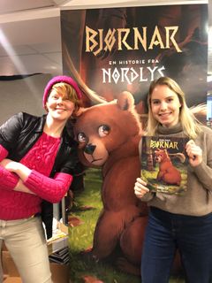 Serieskaperne Regine Toften Holst og Malin Falch signerte Bjørnar-boken sammen under Raptus-festivalen i fjor høst.