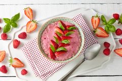 En god start på dagen; smoothiebowl med jordbær og basilikum