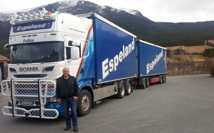 Inge Espeland foran en av sine biler.