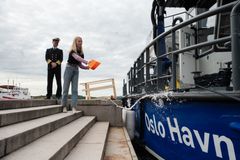 Gudmor Tora Elgsaas (14) fra Miljøagentene døpte verdens første el-miljøbåt av sitt slag. Havnedirektør Ingvar M. Mathisen gledet seg over at Oslo endelig får en båt som bidrar til å gjøre havna utslippsfri på sikt.