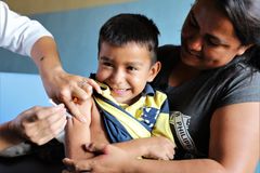 Vaksiner redder liv. Dessverre har flere blitt mer skeptiske til å vaksinere barna sine etter covid-19-pandemien. Foto: OCHA/Gema Cortes.