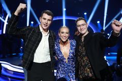 FINALEKLARE: Finalistene Øystein H. Hegvik og Kristian Raanes sammen med programleder Katarina Flatland. Foto: Thomas Reisæter/TV 2