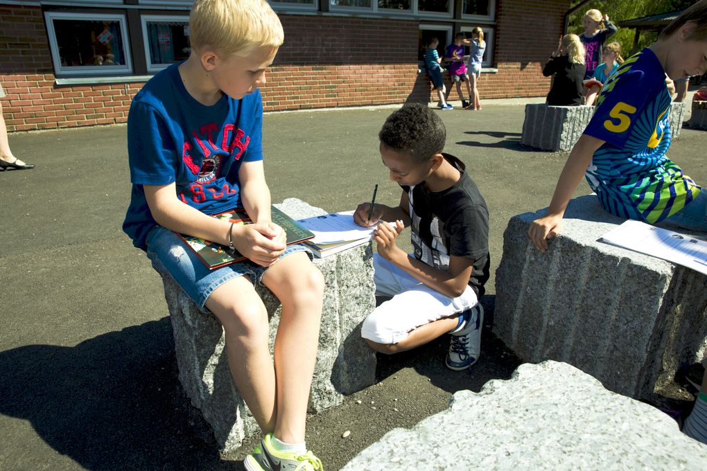For å samle inn data til forskerne skal elevene intervjue andre unge om språk og språkbruk. Her tester elever fra 5A ved Vassbonn skole intervjuskjemaene. Foto: Forskningsrådet/Thomas Keilman