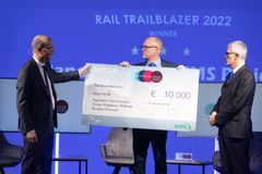 Bane NORs ERTMS-program er et eksempel for hele Europa, sa jurylederen da prisen tirsdag kveld ble overrakt Sverre Kjenne, konserndirektør for Drift og teknologi i Bane NOR. Foto: Unife/CER