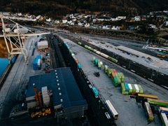 Den totale kapasiteten på Narvikterminalen øker fra dagens nivå på ca 70.000 TEU* til over 100.000 TEU. Med utvidelsen kan vogntog losses og lastes samtidig. TEU er en standardisert container som er 20 fot lang, 8 fot bred og 8 fot høy. Innen transport benyttes begrepet til å illustrere lastekapasiteten. Foto: Spordrift Prosjekt/Obsas