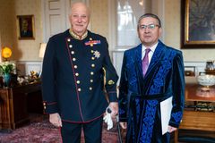16. februar 2023 overleverte Kasakhstans ambassadør Adil Tursunov sine akkrediteringsbrev til Hans Majestet Kong Harald på Slottet i Oslo (bilde: Terje Pedersen / NTB)