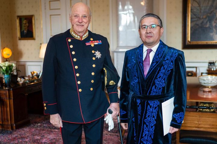 16. februar 2023 overleverte Kasakhstans ambassadør Adil Tursunov sine akkrediteringsbrev til Hans Majestet Kong Harald på Slottet i Oslo (bilde: Terje Pedersen / NTB)