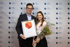 Tarik Ljevo og Una Sadovic fra Coop Norges HR-avdeling tok i mot prisen