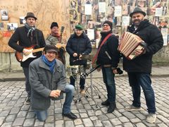 Den nye singelen til Brødrene Iversens Orkester og Helge Jordal er en Tom Waits-cover som er godkjent av Waits selv! Foto: Brødrene Iversens Orkester