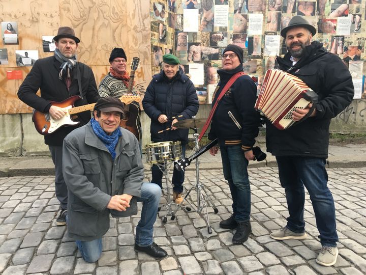 Den nye singelen til Brødrene Iversens Orkester og Helge Jordal er en Tom Waits-cover som er godkjent av Waits selv! Foto: Brødrene Iversens Orkester
