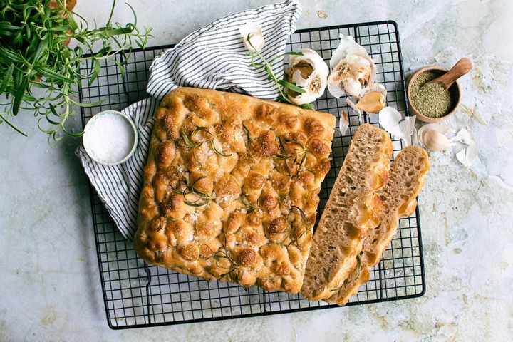 Focaccia kan bakes med surdeig. Det tar litt lengre tid, men er verdt ventetiden! (Foto: MatPrat.no)