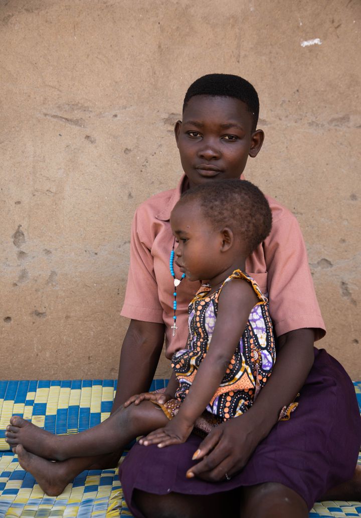 Trinity (18) i Uganda har, i likhet med mange andre jevngamle, fått barn. Da skolene stengte ned som følge av pandemien eskalerte vold og overgrep mot jenter, mange har fått barn som en konsekvens. Foto: Plan International Norge.