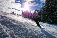 Nordmenn flokker til skibakken i påsken. Da er jakketyven på plass. Pass på, og ikke gå med verdisaker i jakkelommene. Illustrasjonsfoto.