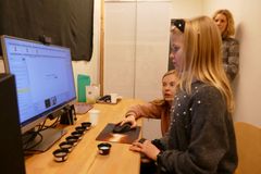 Niåringen Dagny ser på skjermen mens masterstudent Åse Riseng Grendstad og stipendiat Martina Galler (bakerst) følger med. (Foto: Nofima)