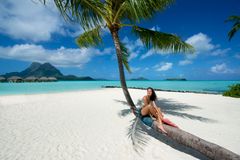 Det blir strandhogg på paradisøyer som Cook Island, Fiji og Tahiti