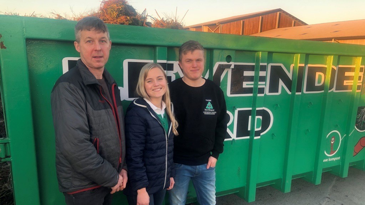 Reve Kompost er vinner av bedriftsutviklingsprisen i landbruket i Rogaland 2020. F.v: Thor Refve - daglig leder, Gunnvor Refve og Thore Refve Junior. Foto: Innovasjon Norge