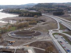 Godt samarbeid mellom Ringsaker kommune, regionale myndigheter og andre sentrale interessenter har gjort det mulig å bygge en spektakulær rasteplass i Brumunddal. Det er plass til ti biler rundt plassen.