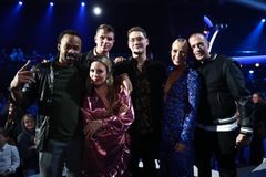 FINALEKLARE: Finalistene Kristian Raanes og Øystein H. Hegvik sammen med programleder Katarina Flatland og dommerne Tshawe Baqwa, Silje Larsen Borgan og Gunnar Greve. Foto: Thomas Reisæter/TV 2