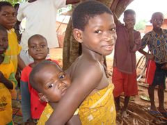 Barn fra Bota Village deltar attend event i regi av Plan for å lære om malaria.