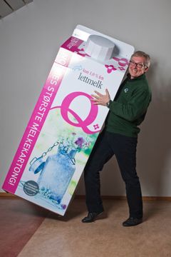 Q-sjef Bernt Myrdahl med verdens største melkekartong.jpg