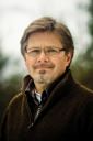 Øystein Braaten har vunnet Emmausprisen for sin debutbok, Den blå månes dal