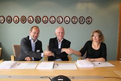 Johan Arnt Vatnan (skanska), Øyvind Christoffersen (statsbygg) og Anne Mette Bjerknes (skanska)