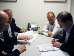 På bildet signeres kontrakten av Kristian Eriksen, konserndirektør i Berner Gruppen og Tor Arne Midt