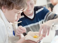 Egg i brød krever teamarbeid. Ruben Westerheim Løken og Tom Arvid Berg Viken baker vinnerproduktet.