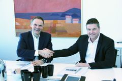 Kontraktsignering: T.v. Klaus-Anders Nysteen, Entra Eiendom og Anders Danielsson, Skanska