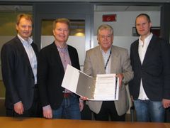 Fra signeringen. Se pressemelding for personer på bildet.