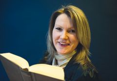 Generalsekretær Ingeborg Mongstad-Kvammen med den nye litteraturutgaven av Bibelen på nynorsk.