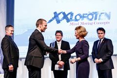 Årets vinner XXLofoten mottar Reiselivsprisen av H.M. Dronningen