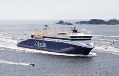 En hel armada av båter fulgte skipet på vei mot Larvik