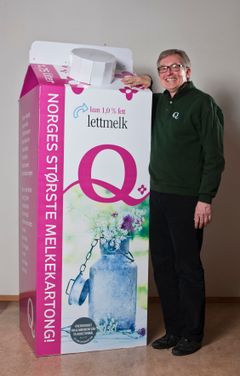Bernt Myrdahl med verdens største melkekartong
