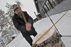 Stortingspresident, jeger, fisker og skogsarbeider Dag Terje Andersen "klipper snora".