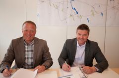 Kontraktssignering med Nikolaisen og Danielsson.