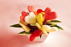 Frist din kjære med hjerter av frisk frukt på Valentindagen.