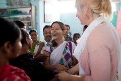 Silje Hrafa har selv besøkt prosjektene i Bangladesh som får inntekter fra platesalget.