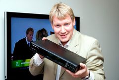 Kommunikasjonsdirektør Svein Ove Søreide i RiksTV med en av de nye PVR-mottakerne for det digitale bakkenettet.