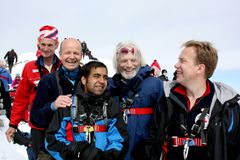 Tahir Hussain (midten), sammen med Vidar Bøe t.h og Børge Brende. Til venstre Sven Mollekleiv.