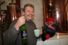 Marius Egge på Egge Gård smaker på sin egen eplegløgg. Foto: Pål H. Christiansen
