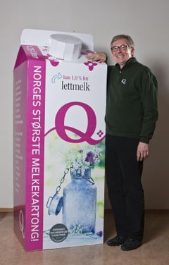 Bilde av Norges største melkekartong, med Bent Myrdahl.